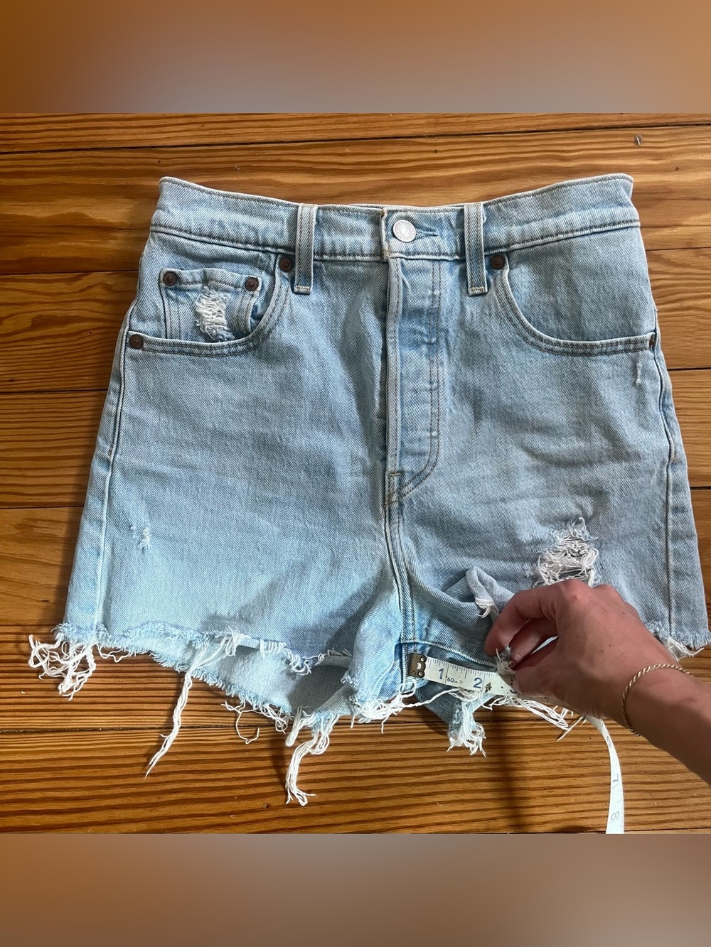 Levi’s Ribcage Shorts - Picture 4 of 5